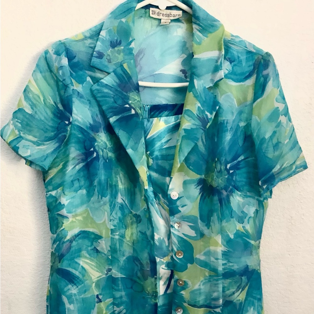 Floral dress perfect for Spring or Summer.